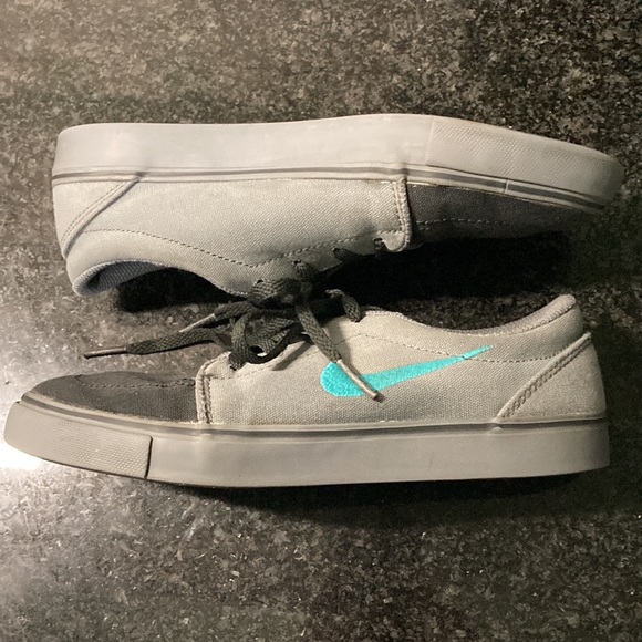 Gray Nike SB Boys Canvas Shoes EUC - Picture 2 of 6